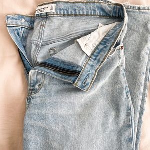 Abercrombie ultra high waist 90s straight leg. Size 31/12.
